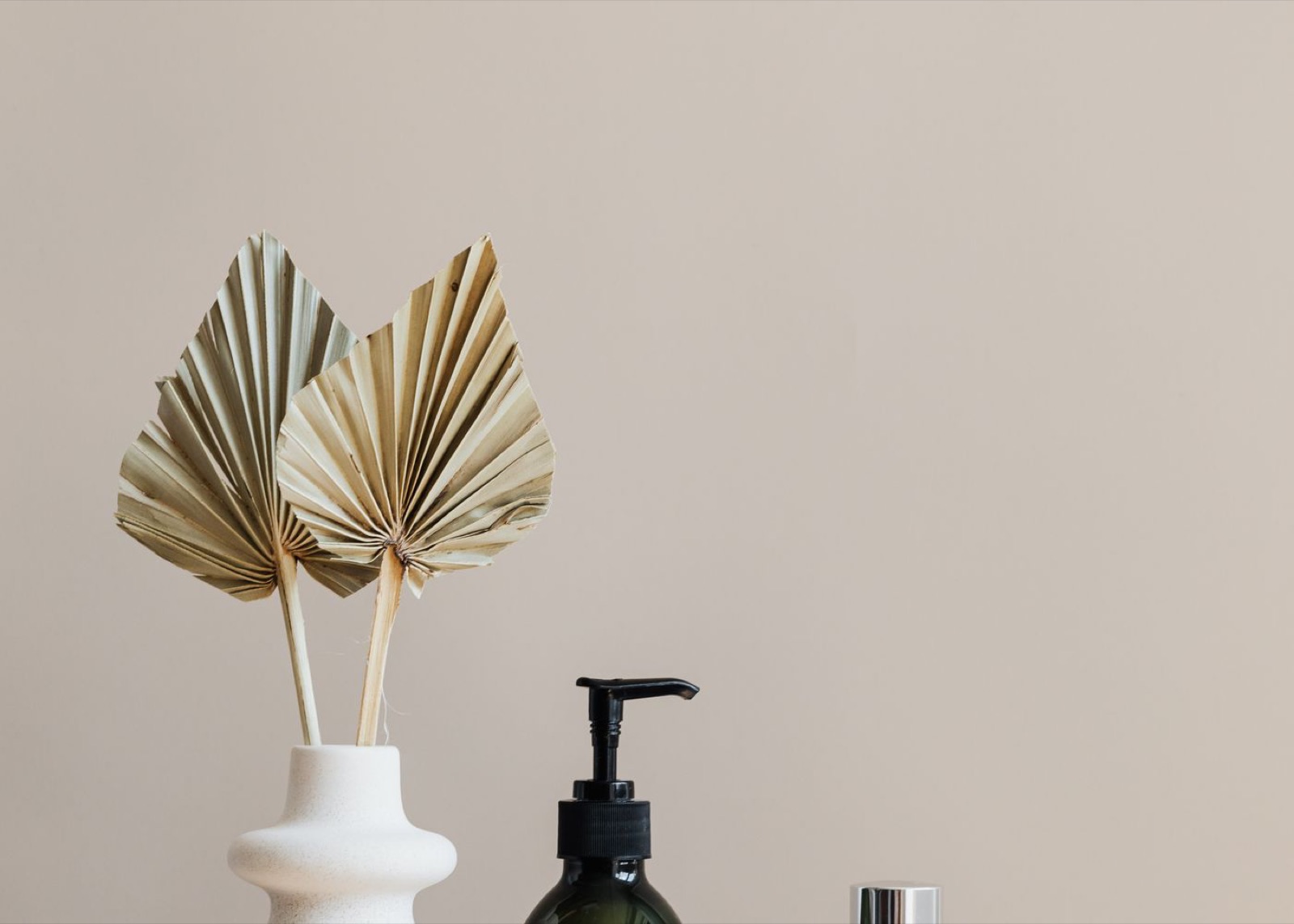 Soins capillaires naturels et feuillage botanique